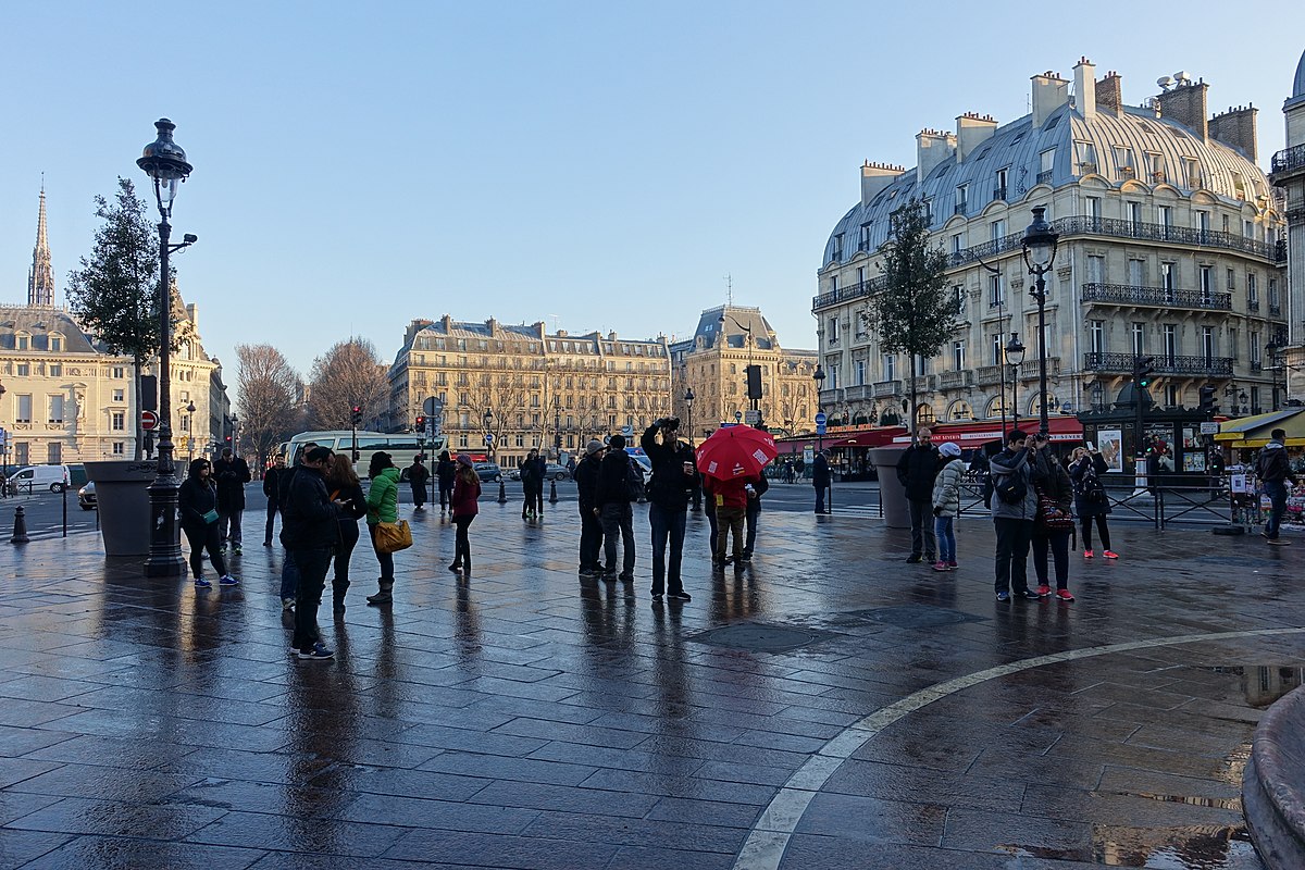 Explore the St-Michel District and Seine-Side Quays